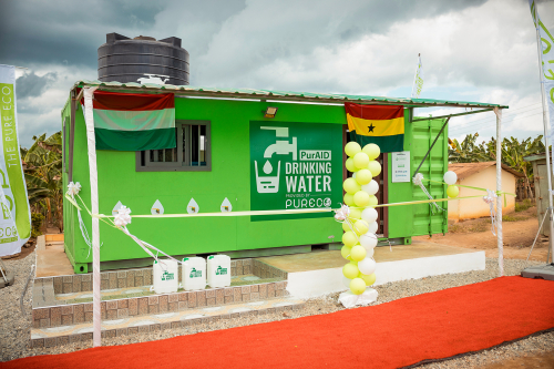 Independent Drinking Water Provider concept: drinking water kiosk deployed in Assin Amoabin (Ghana). The PurAID® technology applied for the purification has been listed by the UN as an SDG accelerator.