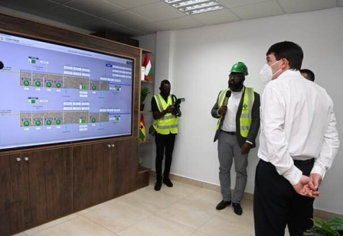 Áder János hangsúlyozta, hogy a szennyvíztisztító a világszerte terjedő koronavírus-járvány dacára igen gyorsan, mintegy másfél év alatt épült meg. A telep működésével a ghánaiak elégedettek és a Pureco további két, hasonló beruházást valósít meg az orszá