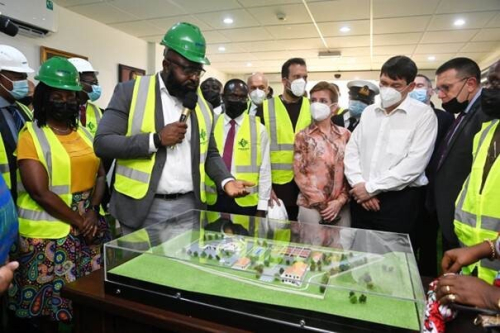 „A tudásnak és a technológiának nagyon jó példázata ez, Magyarországnak nagyon komoly versenytársakat kellett legyőznie ehhez” – tette hozzá a magyar államfő. Afrika és Ghána fejlődésének alapvető feltétele a tiszta víz, ami nélkül nincsen korszerű mezőga