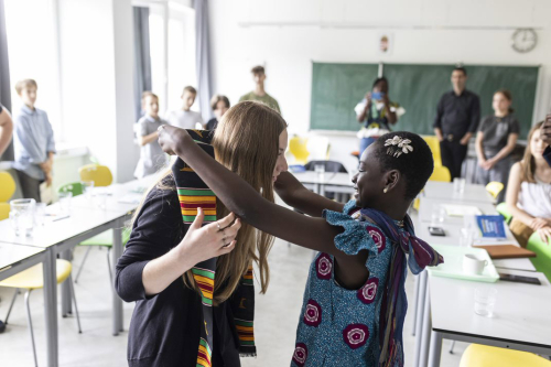 Ohenewaa Gyimah Maame Akua gyermek higiéniai diplomata a Gyermekek Házában ajándékot ad át az egyik tanítványnak