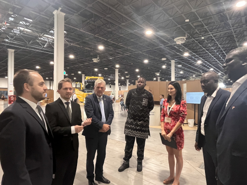 H.E. Mr. Farimang Saho - Honorary Consul of Hungary to The Gambia and Gambian business delegation, meeting Mr. Péter Kovács - CEO of the Hungary Helps Agency at the HWP's booth