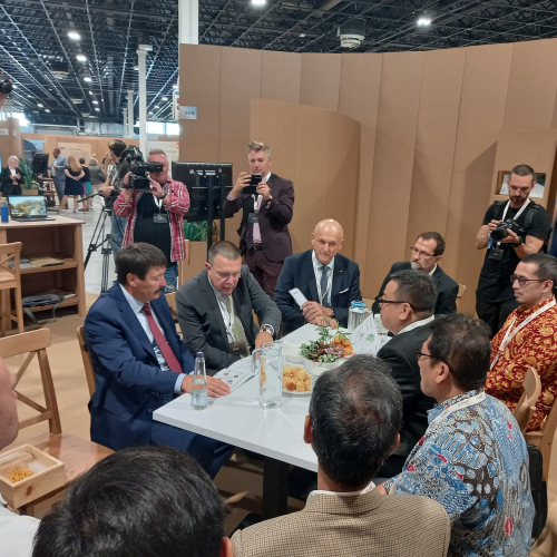 Dr. Károly Kovács - President of HWP meets Mr. János Áder, president of the Blue Earth Foundation and the delegates from Nusantara Capital City Authority at the HWP's booth